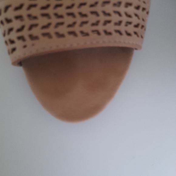 Vince Camuto Women's Tan Leather Wedge Sandals - Picture 7 of 8